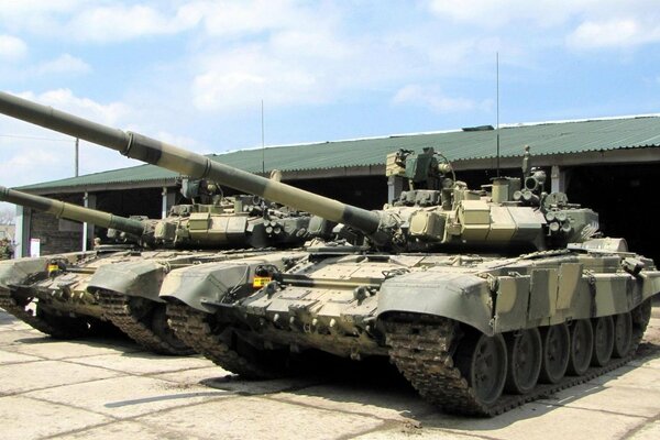 Tanque ruso T-90 listo para la batalla