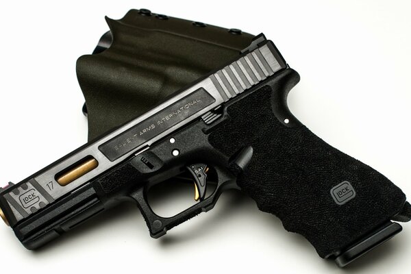 Glock-Pistole neben dem Holster