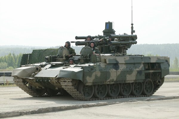 Russische Kampfmaschine bmpt PTUR