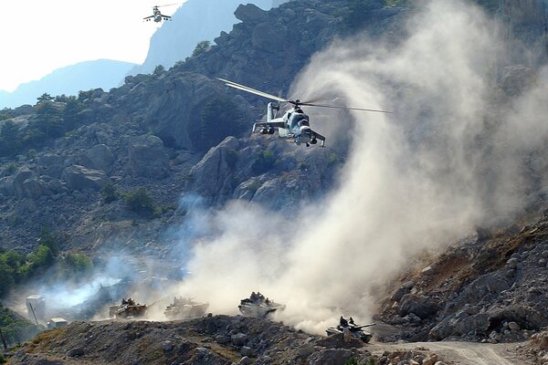 Eine Panzerkolonne und ein fliegender Hubschrauber