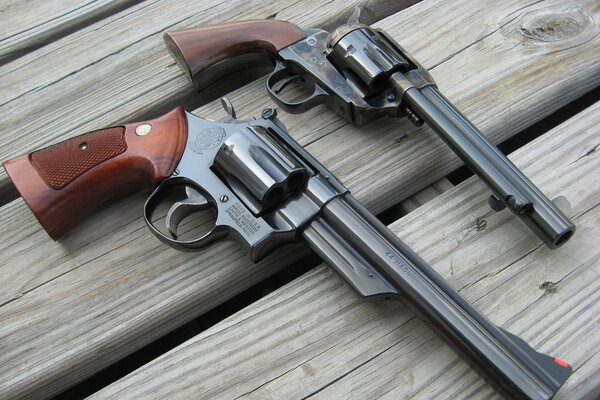 Deux revolvers sur un plancher de bois