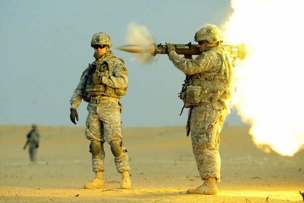 Soldaten mit Panzerabwehrwaffen