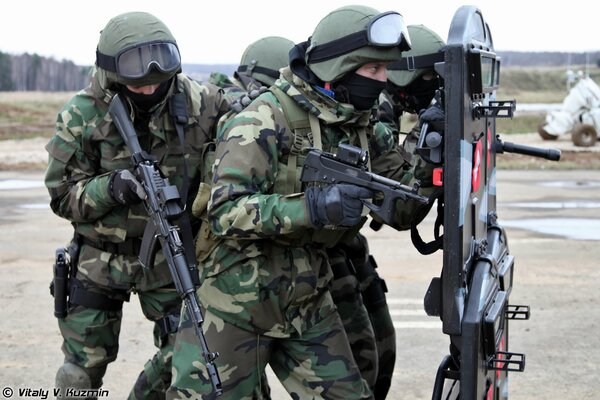 Russian special forces soldiers with weapons