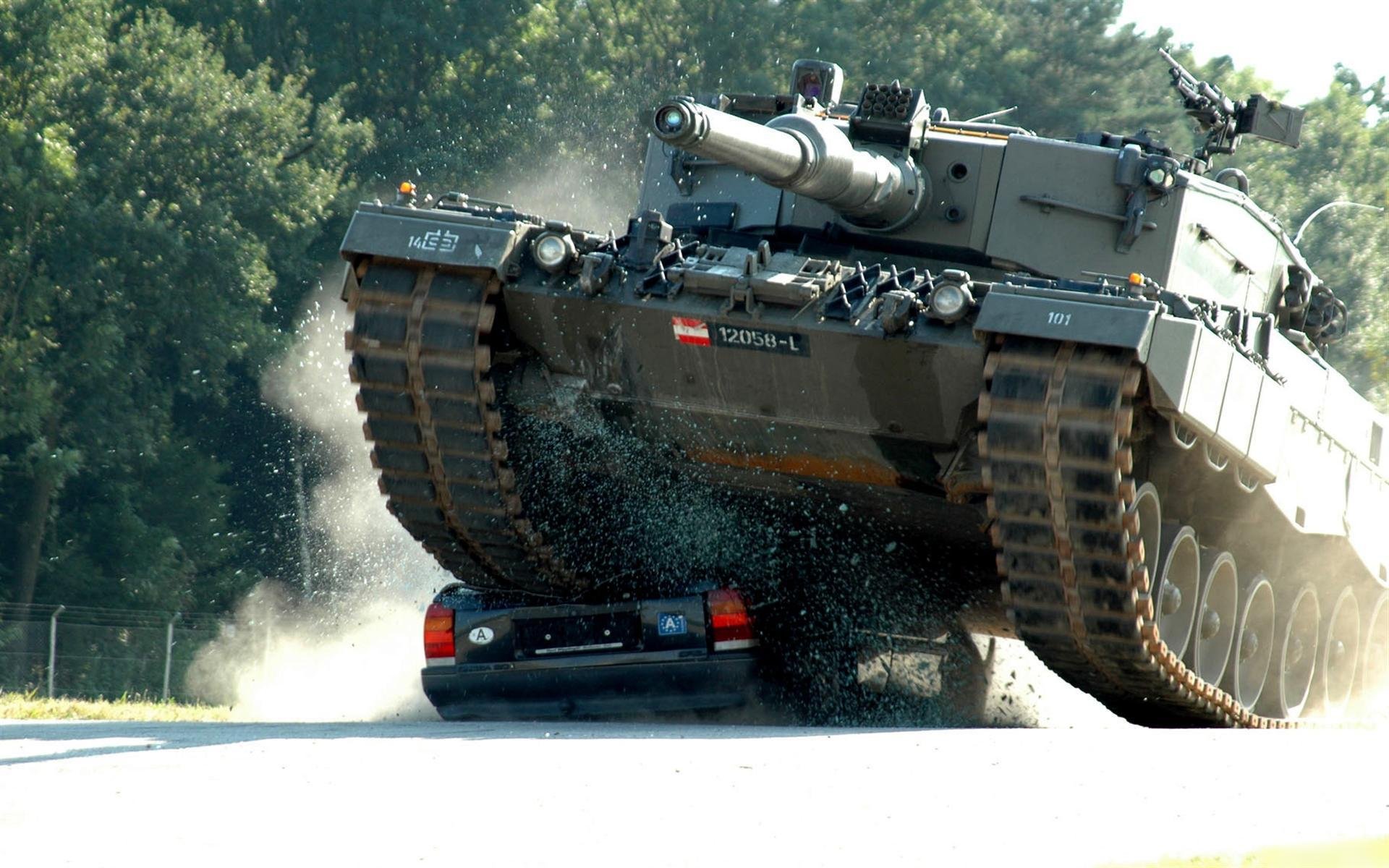 carro armato auto frammenti alberi strada