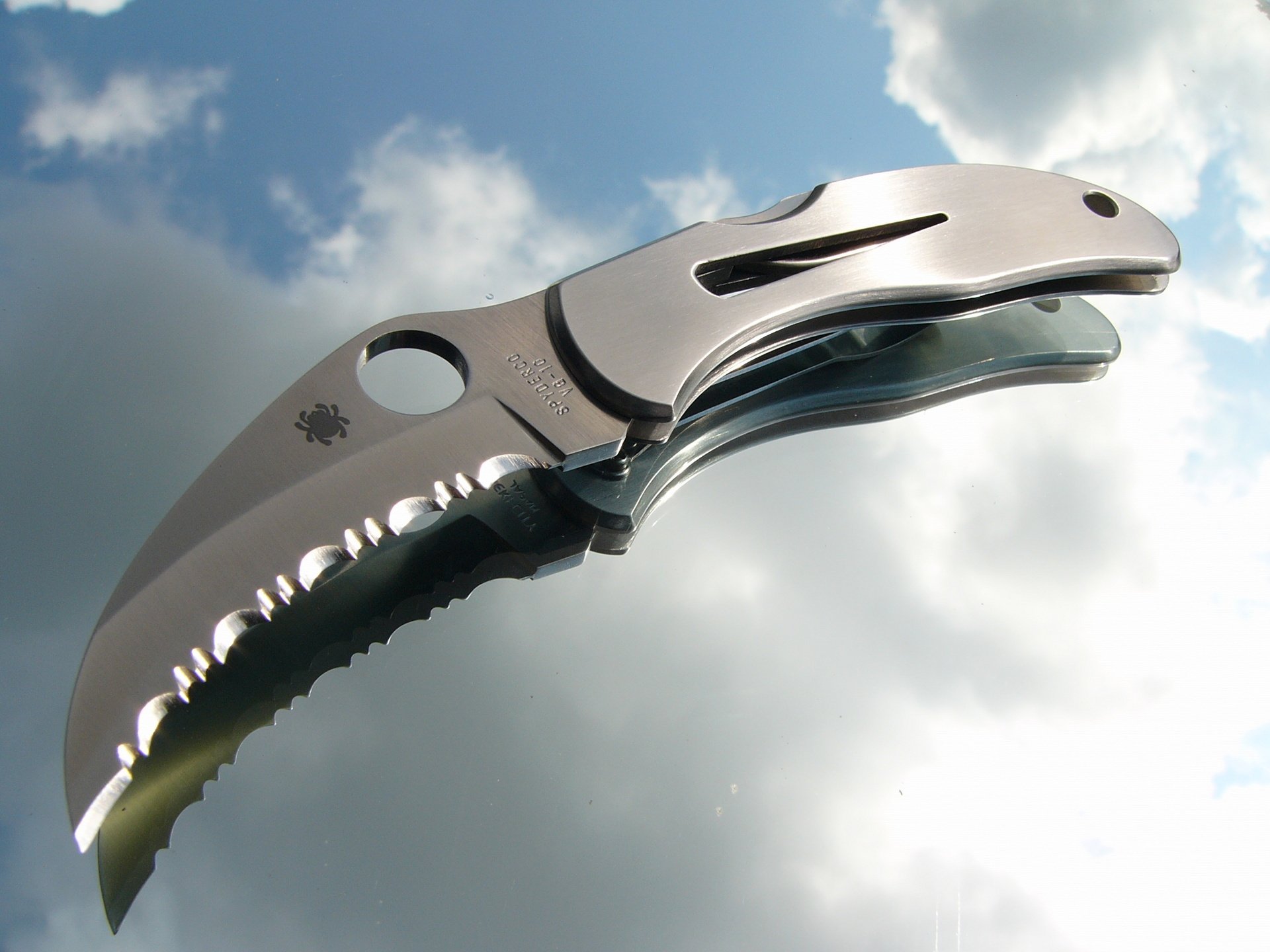 pyderco vg-10 cuchillo plegable karambit espejo reflexión nubes cielo