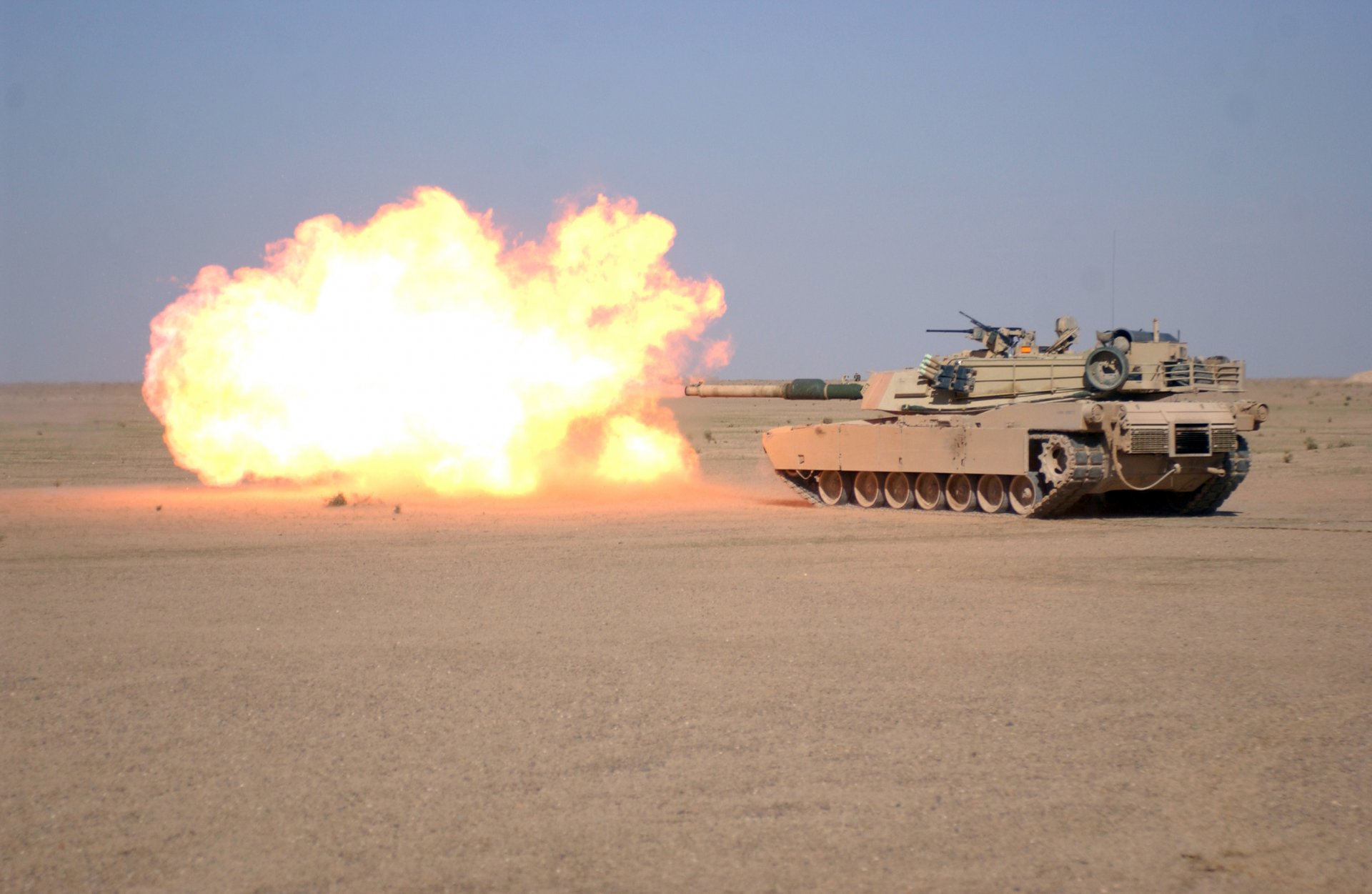 abrams tanque m1a1 disparo principal pistola arma desierto tiro fuego llama fondo de pantalla