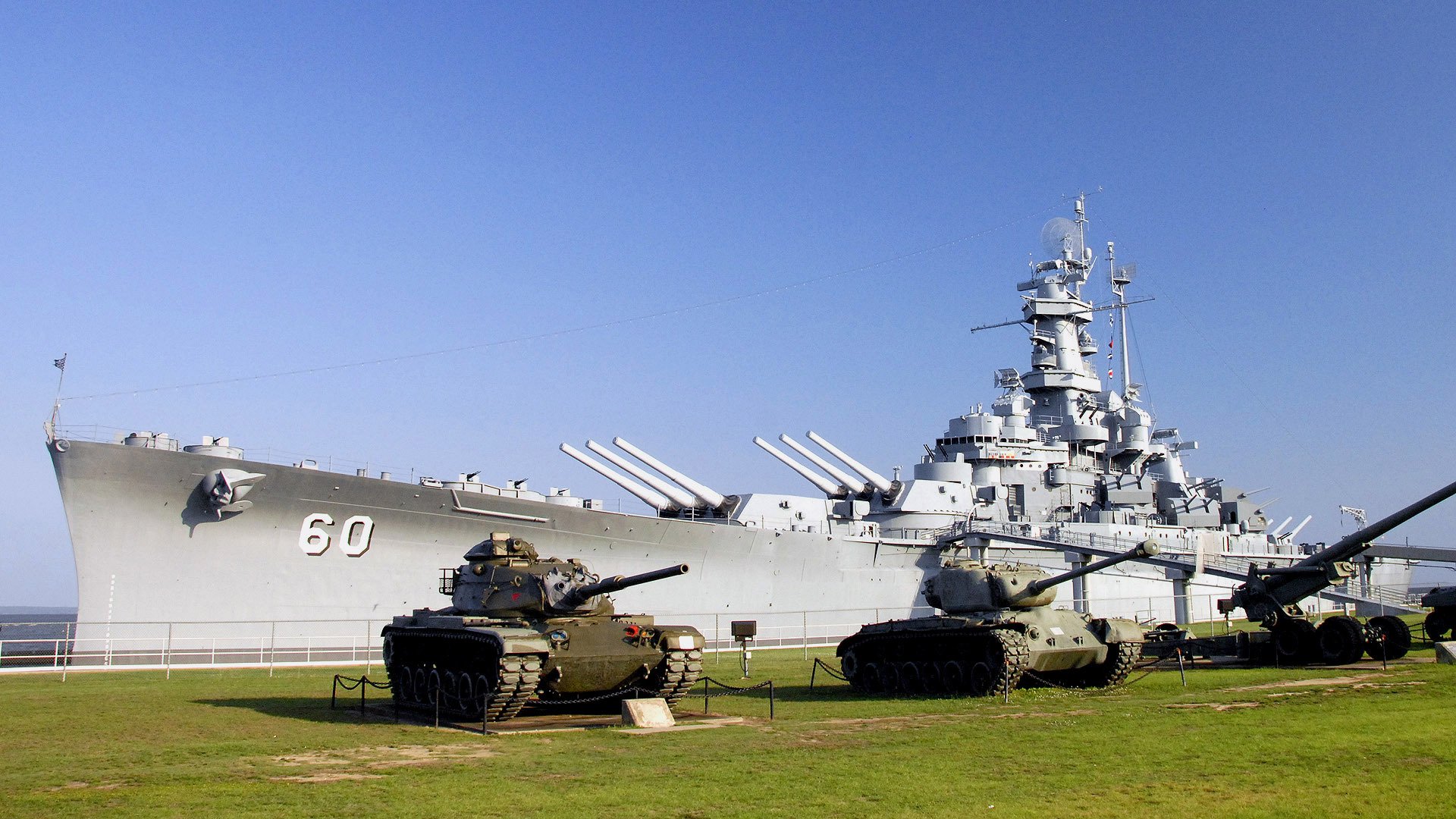 pancernik czołgi trawnik muzeum uss alabama