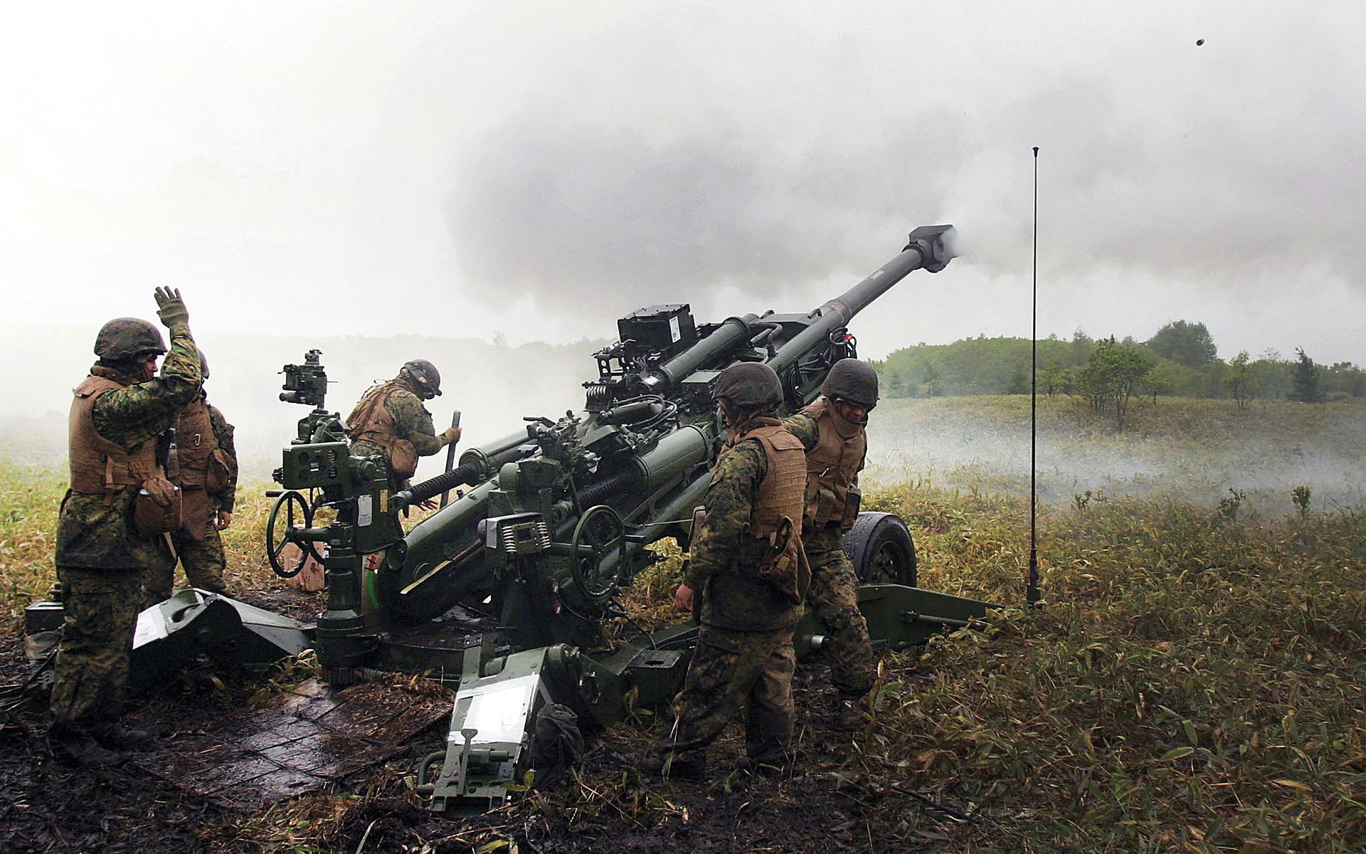 howitzer men war weapon