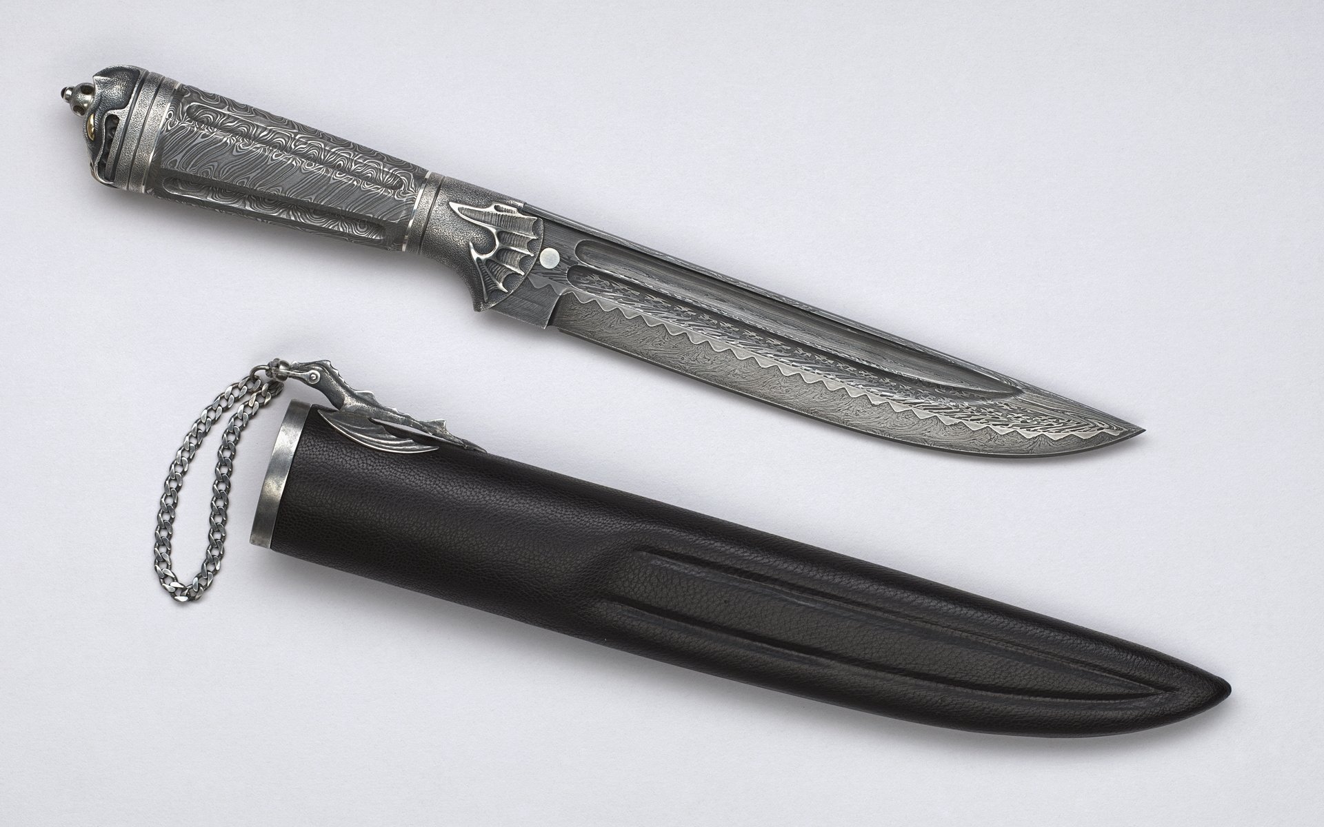 coltello fodero metallo intarsio catena