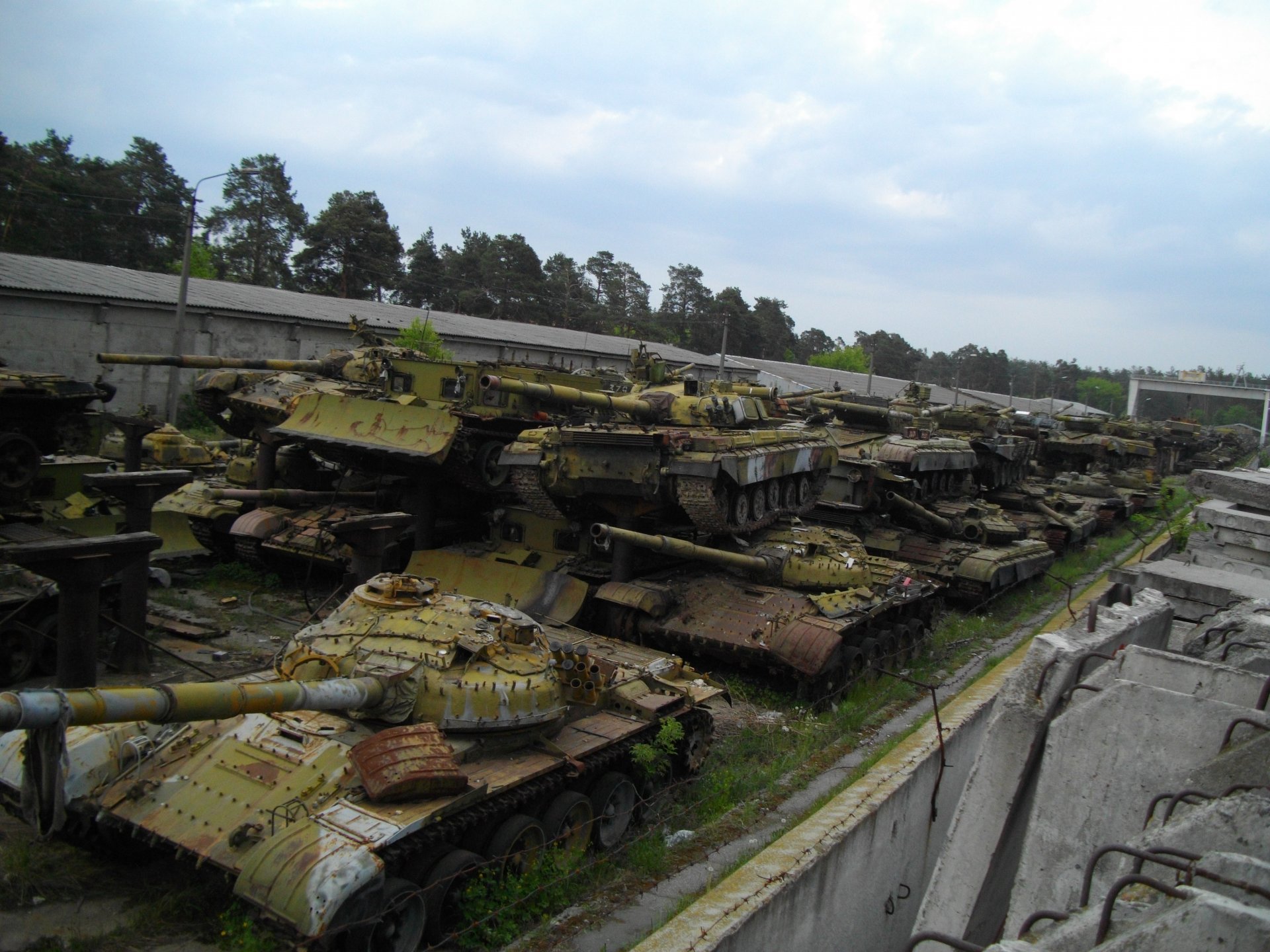 tanques vertedero cementerio de tanques estado de kiev reparación mecánica planta