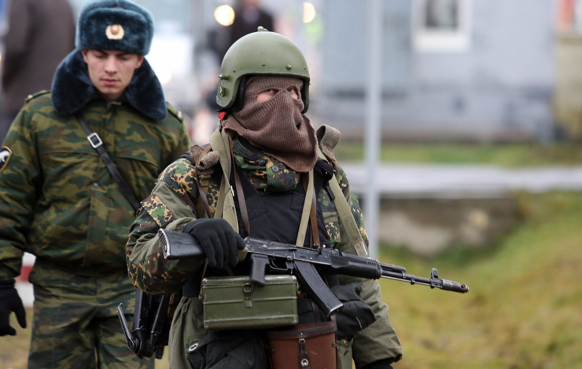 żołnierz wojskowy rosyjski rosyjski mężczyzna automat kałasznikowa broń ak-74 kamuflaż ushanka czapka maska siły specjalne kula hełm tapeta