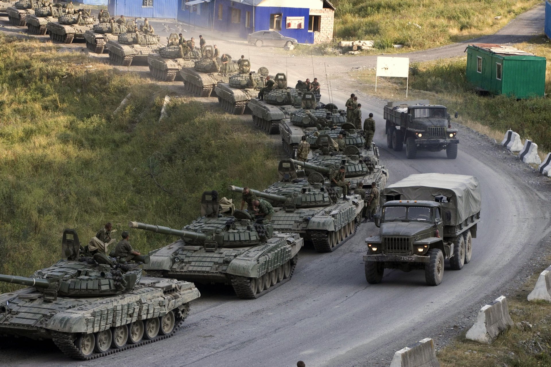 panzer tanksäule t-72 kaukasus krieg lastwagen straße