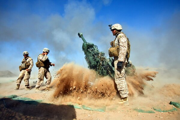 Soldats avec armes et obusiers à la guerre