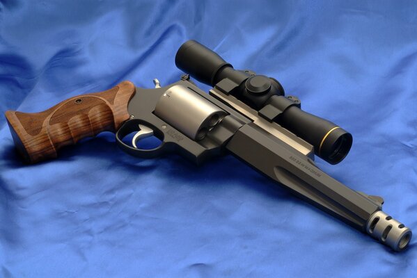 Smith & Wesson Magnum su sfondo blu
