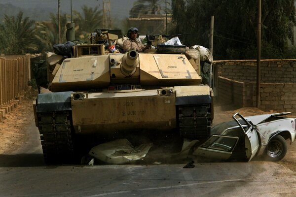 El tanque Abrams de los E. E. U. U. aplasta el coche de pasajeros
