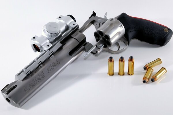 Photo d un revolver avec des cartouches sur fond blanc