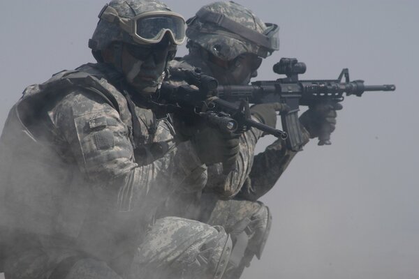 Soldats de marine armés dans la poussière