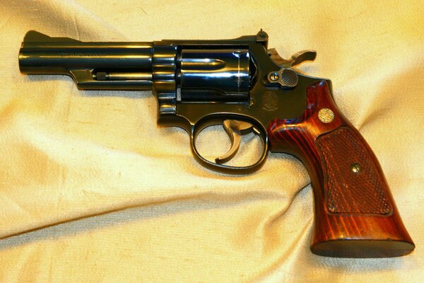 Pistolet magnum, modele Wesson 19-4 357