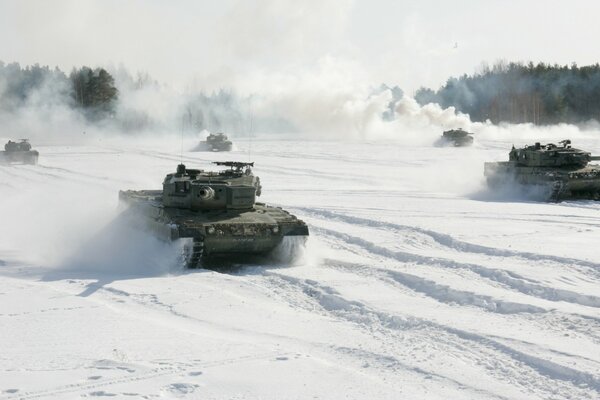 Panzerschlacht in einer schneebedeckten Ebene