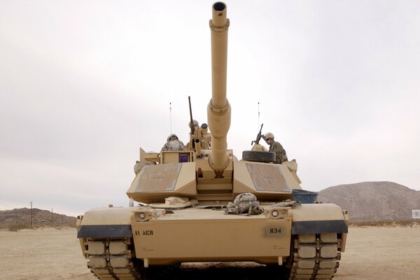 Bild eines Panzers auf dem Hintergrund einer Waffe