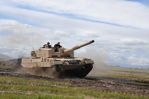 En el tanque Leopard 2 van los soldados