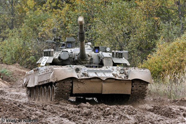 Forces Armées Russes. Réservoir T80. Dans la forêt