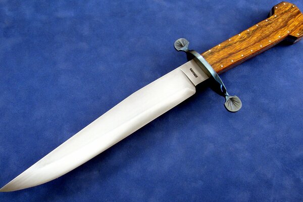 Nóż ze stylową rękojeścią z drewna