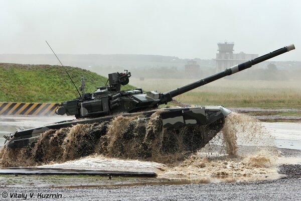 El tanque T-90 a pasa por el agua