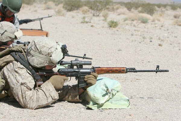 Amerykański Marines strzela z SVD