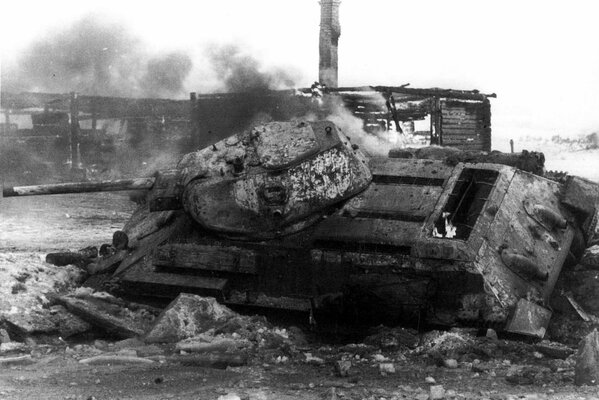 Płonący czołg T - 34 podczas wojny