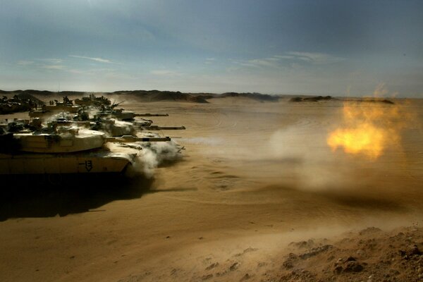 Танковая стрельба огнем в пустыне