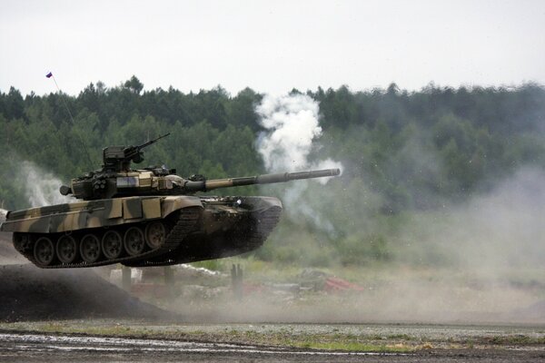 El tanque en el salto supera el obstáculo