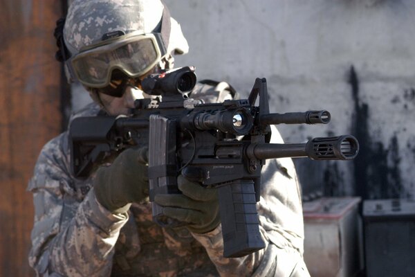 Солдат США стреляет из винтовки