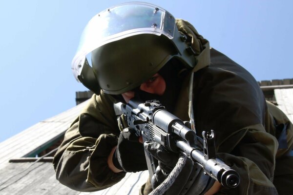 Un soldat en uniforme est visé par un AK