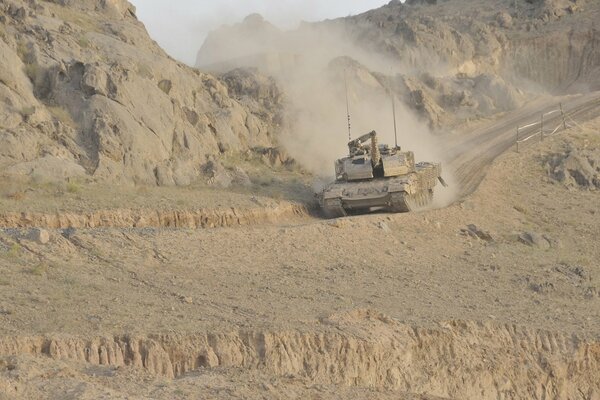 Tanque alemán Leopard 2AB en las montañas