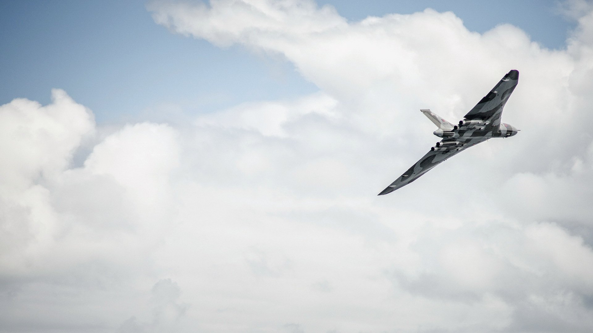 avro vulcan xh558 scarborough south bay scarborough north yorkshire anglia