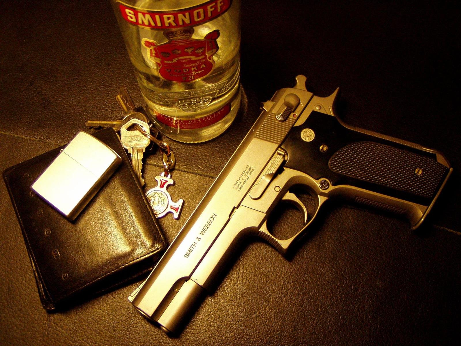 arma pistola smirnoff