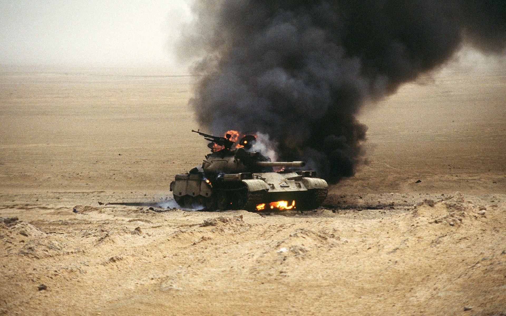 t-54 carro armato iraq guerra fuoco