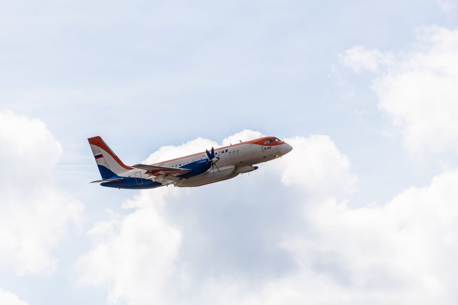 ilyushin il-114 passagier flugzeug fliegen labor höhe geschwindigkeit querneigung max 2015