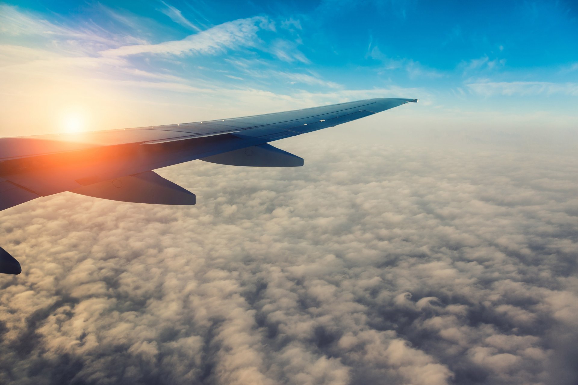 aereo aereo di linea passeggero cielo cumulo nuvole volo ala mattina luminoso sole bellissimo sfondo sfocatura bokeh carta da parati