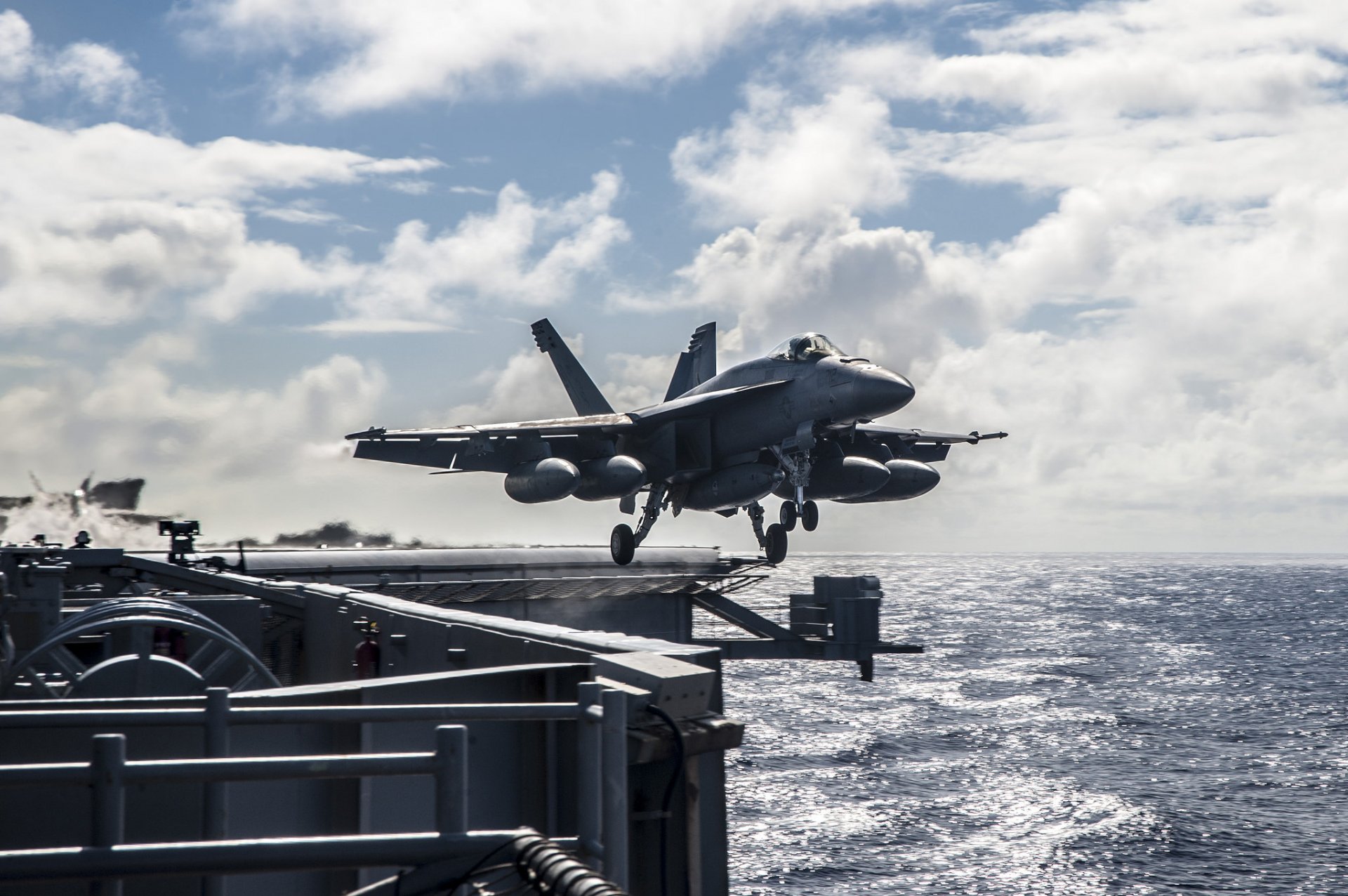 fa-18e super hornet deck fighter sea off