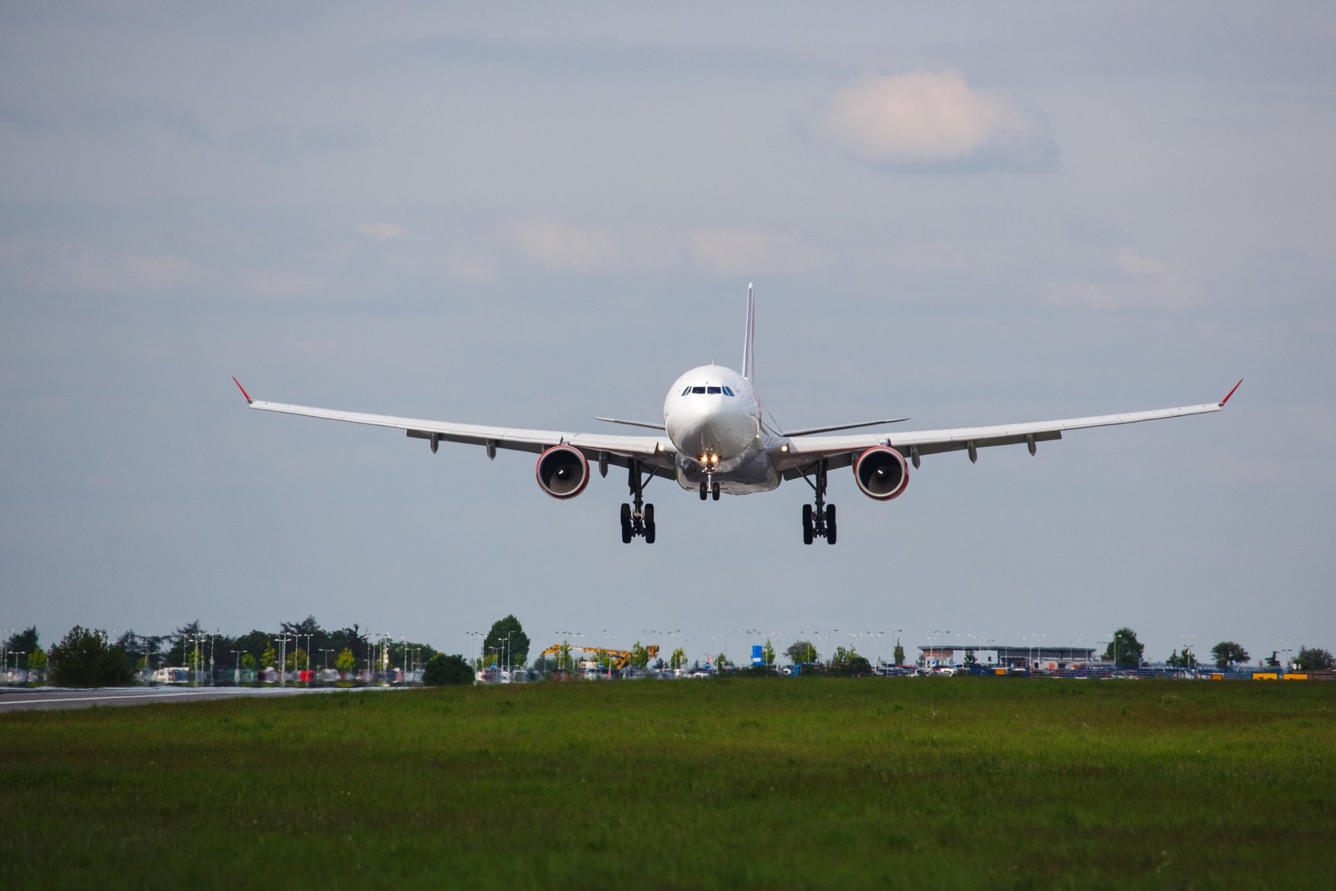 flugzeug landung fahrwerk airbus a-330 flughafen landebahn startbahn fahrbahn