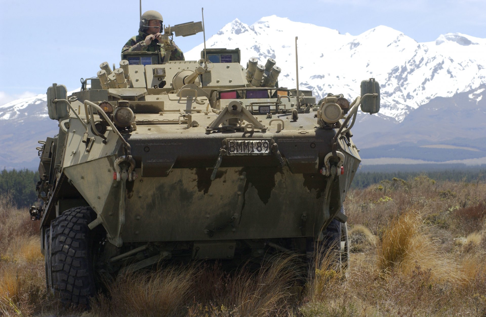 coche montaña soldado vehículos blindados