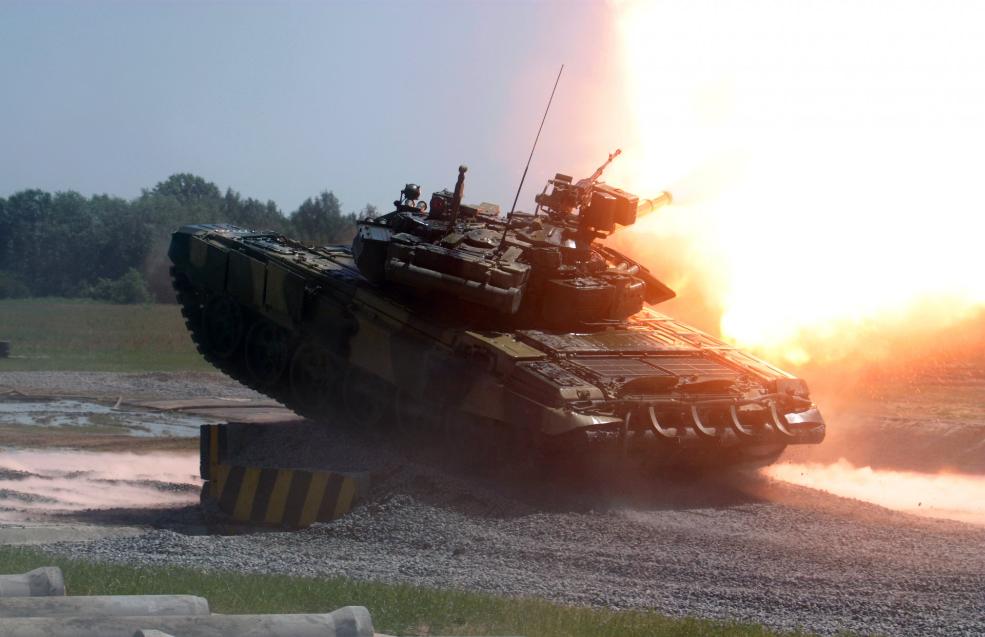 t 90 shot tank fire