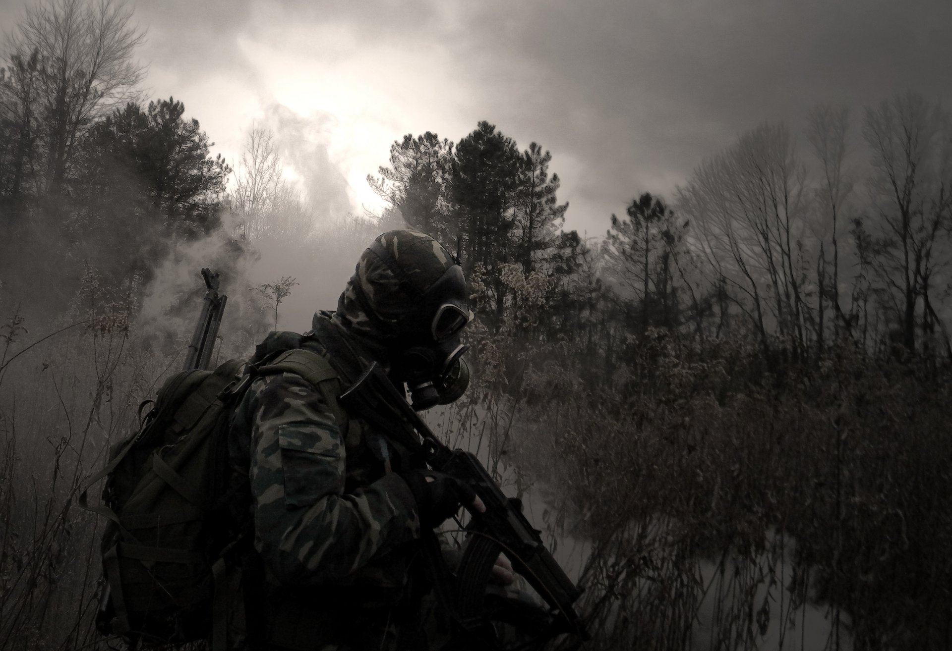 marais forêt herbe harceleur camouflage fusil d assaut kalachnikov masque à gaz sac à dos