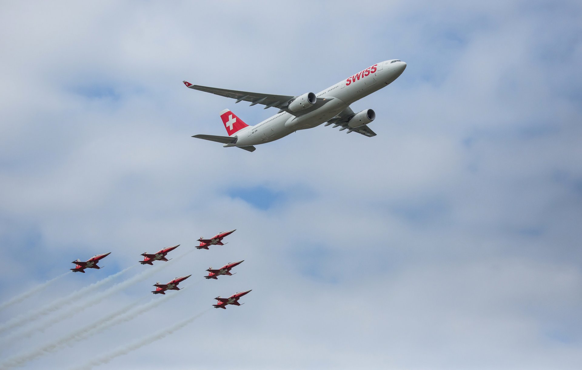 samolot airbus a350 szwajcaria niebo chmury parada