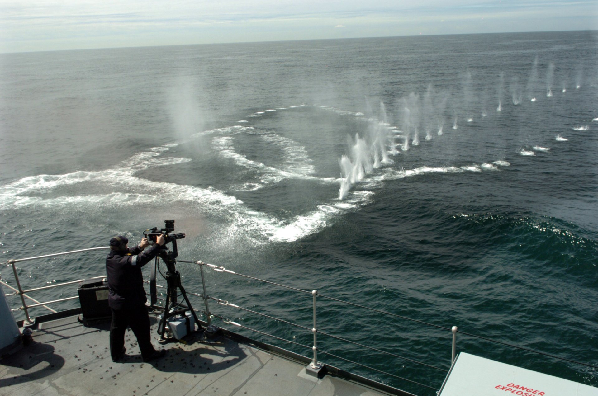 barco cubierta disparos por agua