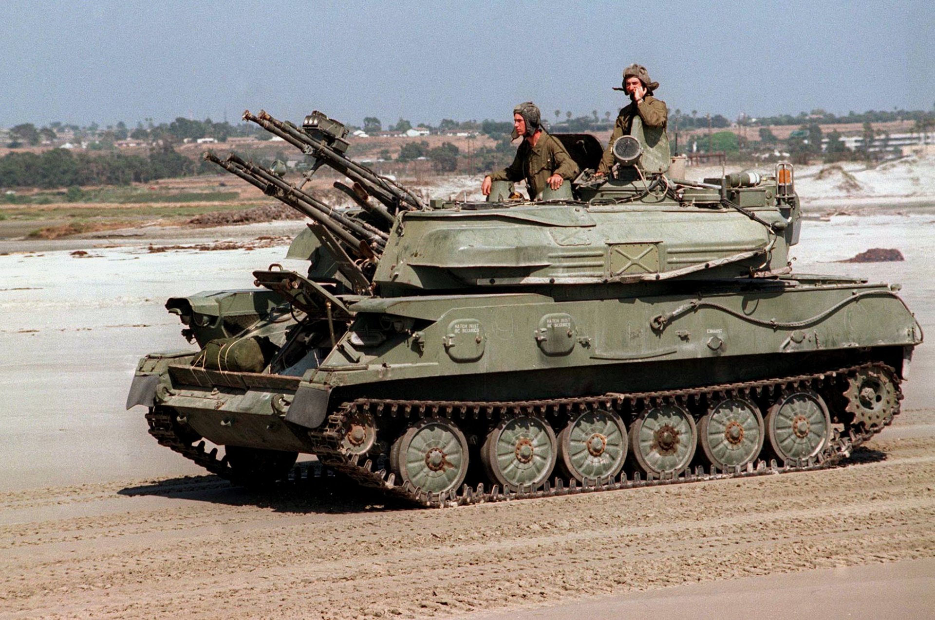 zsu-23-4 ahle auf einer wanderung die stämme der kanonen sind geschlossen