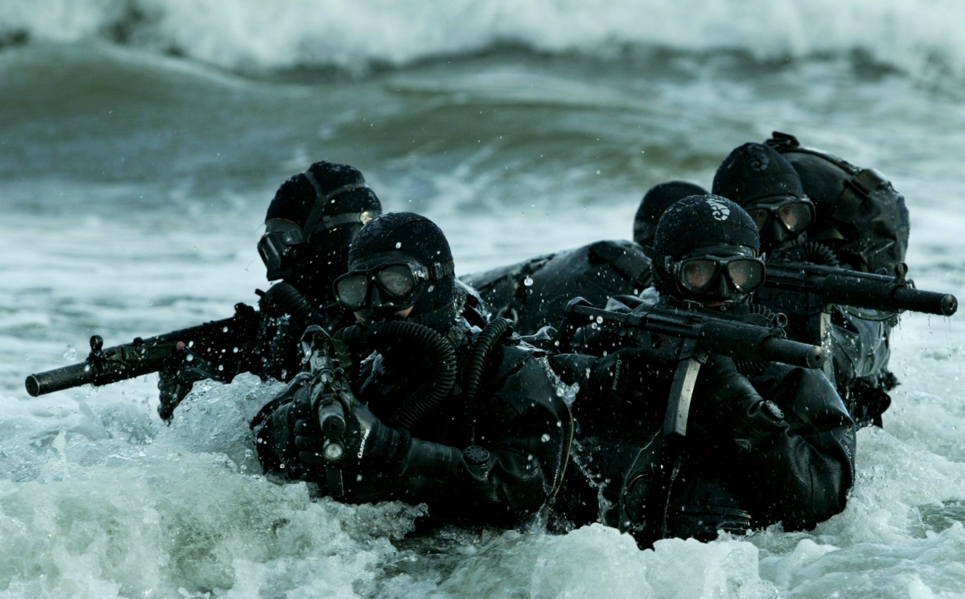 forces spéciales marines combat nageurs groupe vagues mer arme automates plongée sous-marine masque