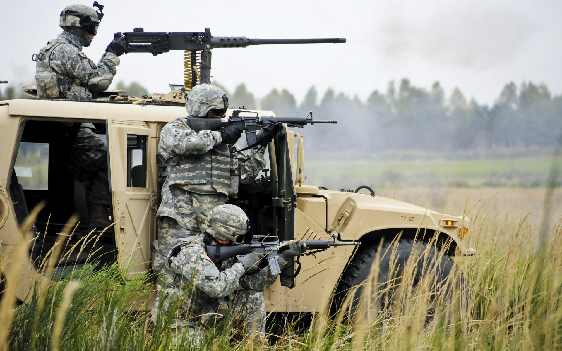 hummer soldats armes fusils mitrailleuse herbe